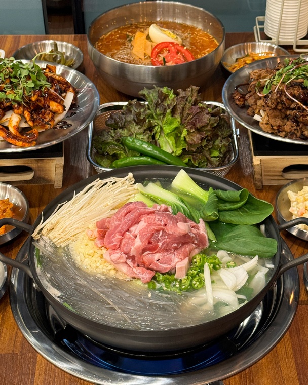 팔공큰돼지찌개 솥뚜껑삼겹살